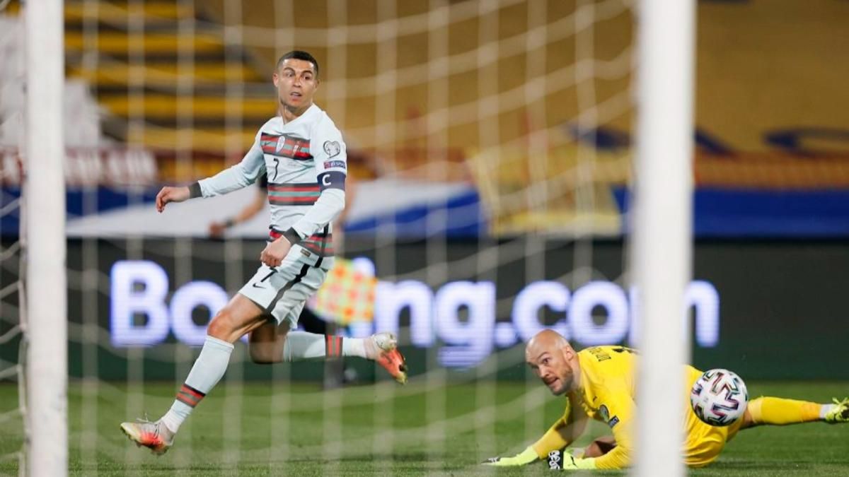 Роналду со скандалом покинул поле и выбросил повязку капитана из-за незасчитанного гола: видео Роналду со скандалом покинул поле и выбросил повязку капитана из-за незасчитанного гола: видео