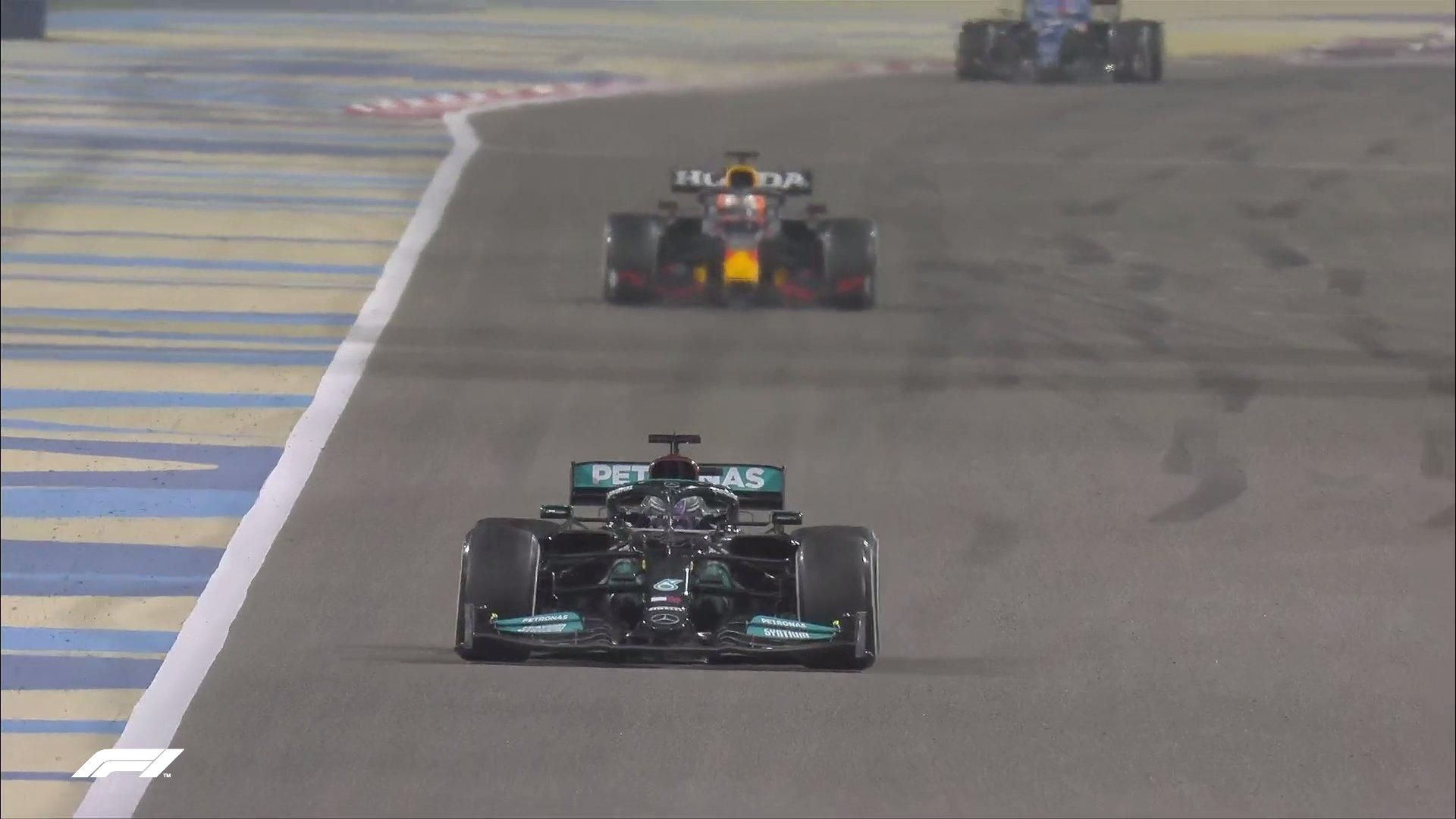 Хэмилтон победил на первом этапе Формулы-1 в Бахрейне Хэмилтон победил на первом этапе Формулы-1 в Бахрейне