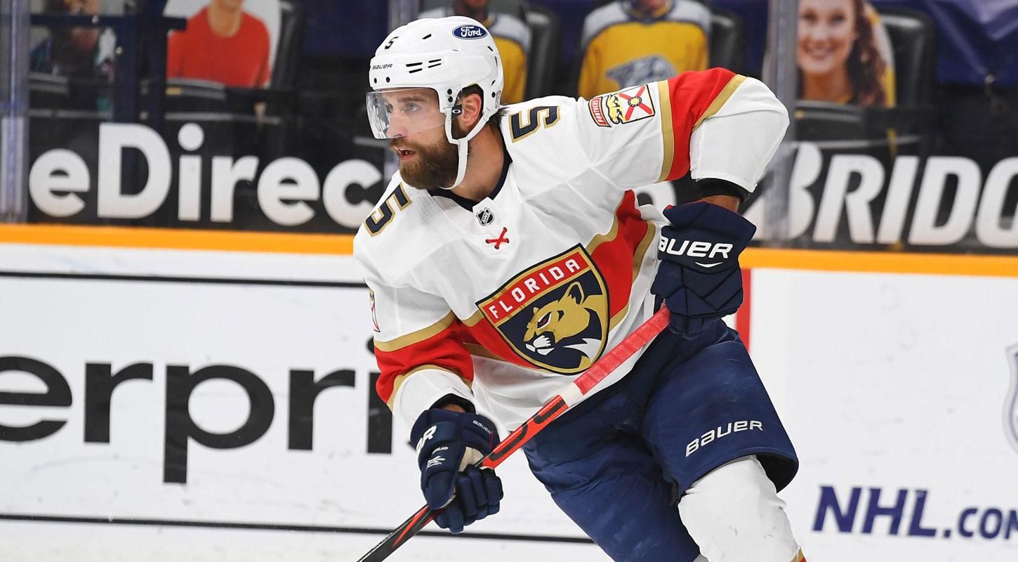 Хоккеист получил тяжелую травму во время матча, с площадки его вынесли на носилках: видео (18+) Хоккеист получил тяжелую травму во время матча, с площадки его вынесли на носилках: видео (18+)