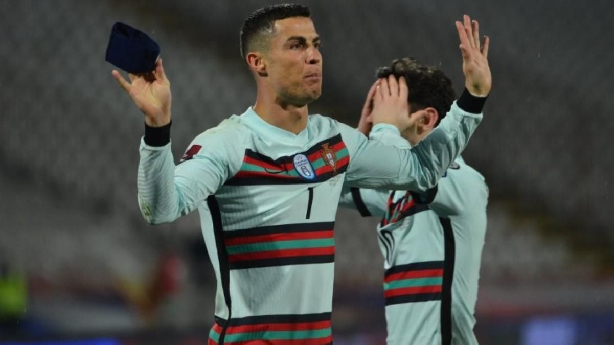 Капитанскую повязку Роналду после скандала выставили на благотворительный аукцион Капитанскую повязку Роналду после скандала выставили на благотворительный аукцион