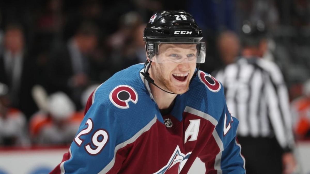 Хокеїст кинув шолом в суперника під час бійки та отримав штраф: відео Хокеїст кинув шолом в суперника під час бійки та отримав штраф: відео