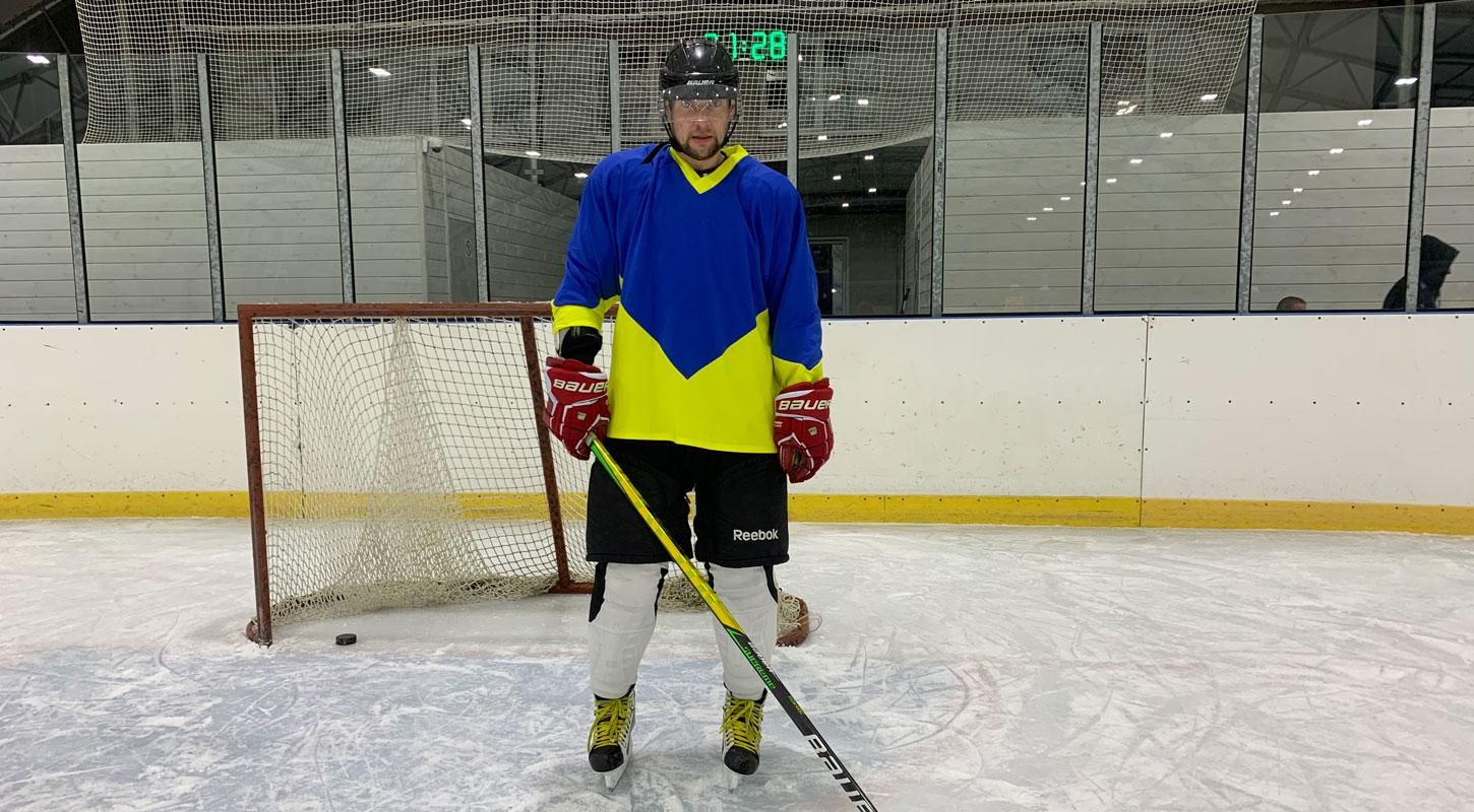 Селезнев продемонстрировал свои навыки играть в хоккей: видео