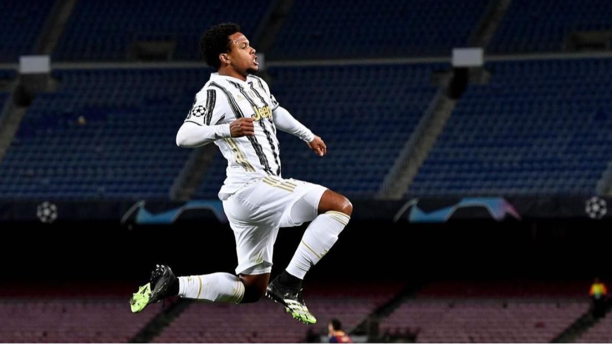 Ювентус отстранил троих игроков: они организовали вечеринку на 20 человек во время карантина Ювентус отстранил троих игроков: они организовали вечеринку на 20 человек во время карантина