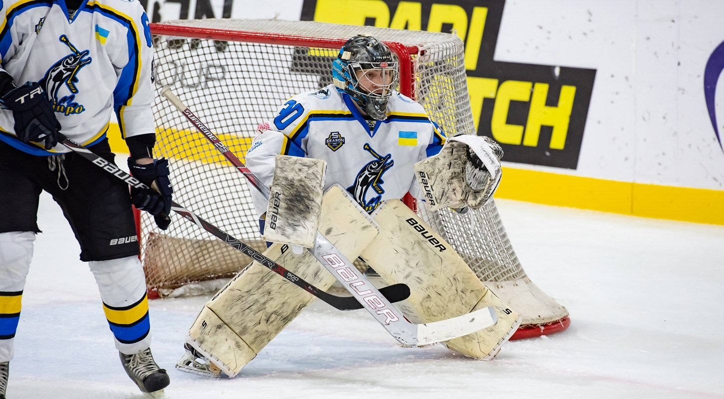 Вратарь маской отбил шайбу, которая летела в его ворота: видео Вратарь маской отбил шайбу, которая летела в его ворота: видео