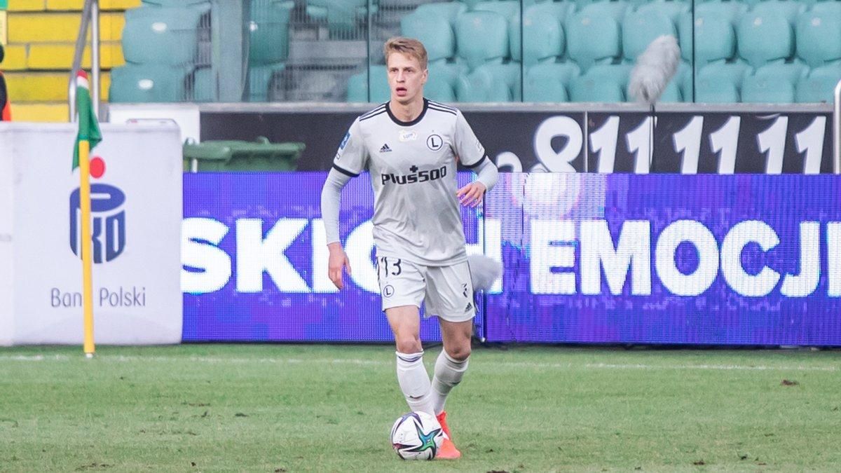 Защитник Динамо Шабанов привез пенальти в матче за Легию – видео Защитник Динамо Шабанов привез пенальти в матче за Легию – видео