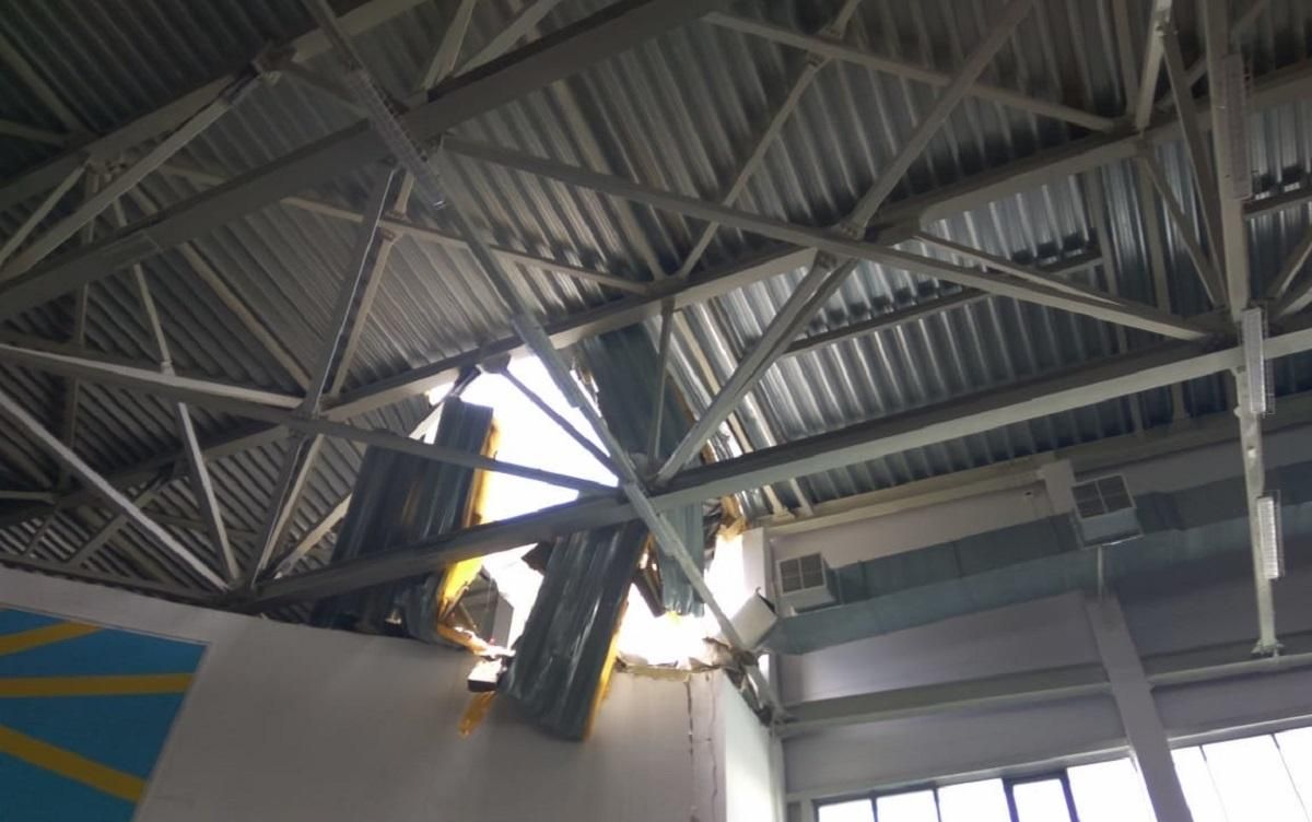 Обвал даху в Кірові під час дитячих змагань - дивитися відео Обвал даху в Кірові під час дитячих змагань - дивитися відео