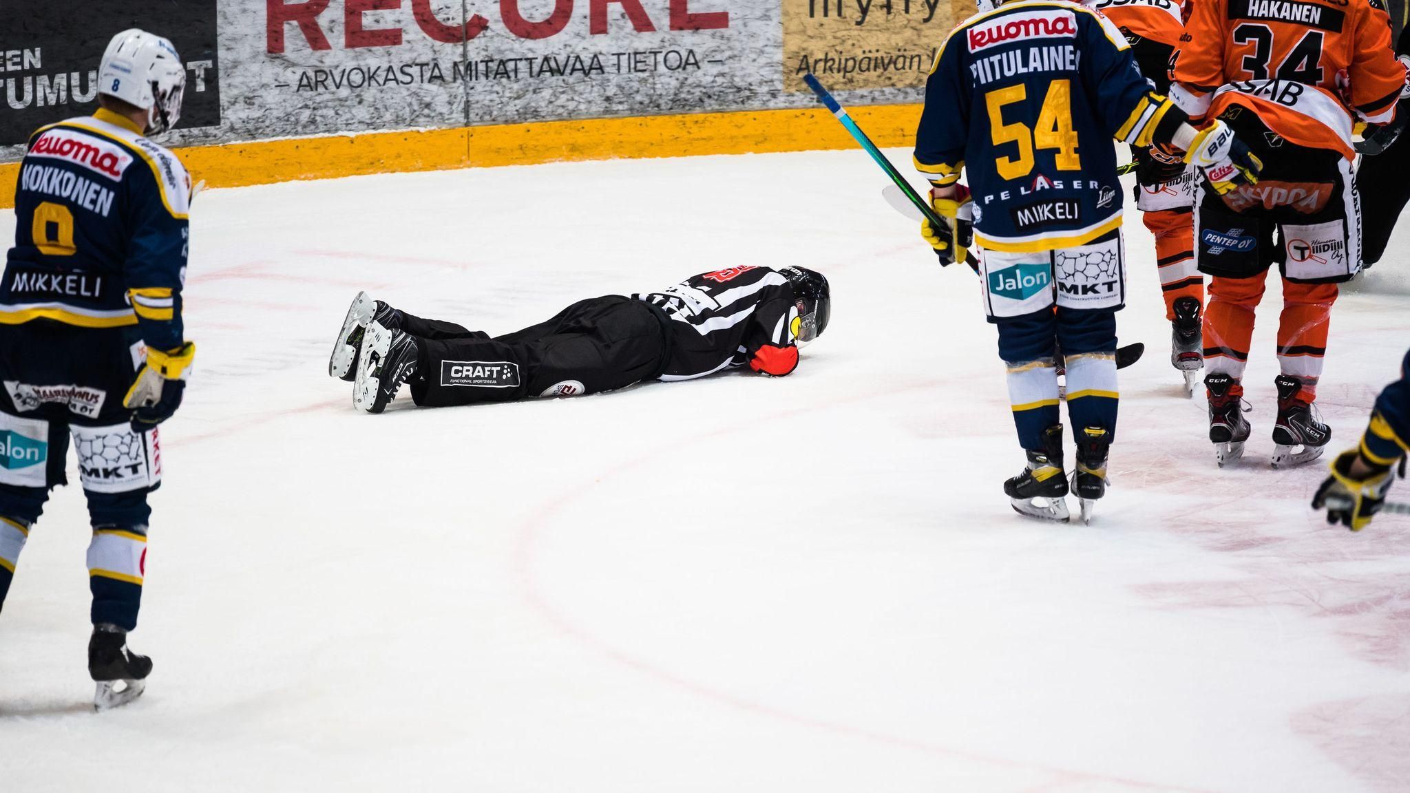 Шайба вибила сім зубів арбітру після потужного кидка хокеїста: відео Шайба вибила сім зубів арбітру після потужного кидка хокеїста: відео