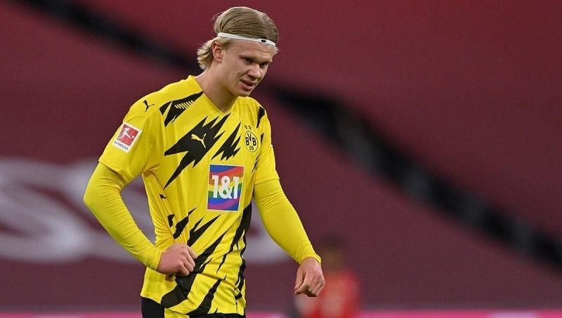 Як арбітр зупинив Голанда, щоб взяти у нього автограф – відео Як арбітр зупинив Голанда, щоб взяти у нього автограф – відео