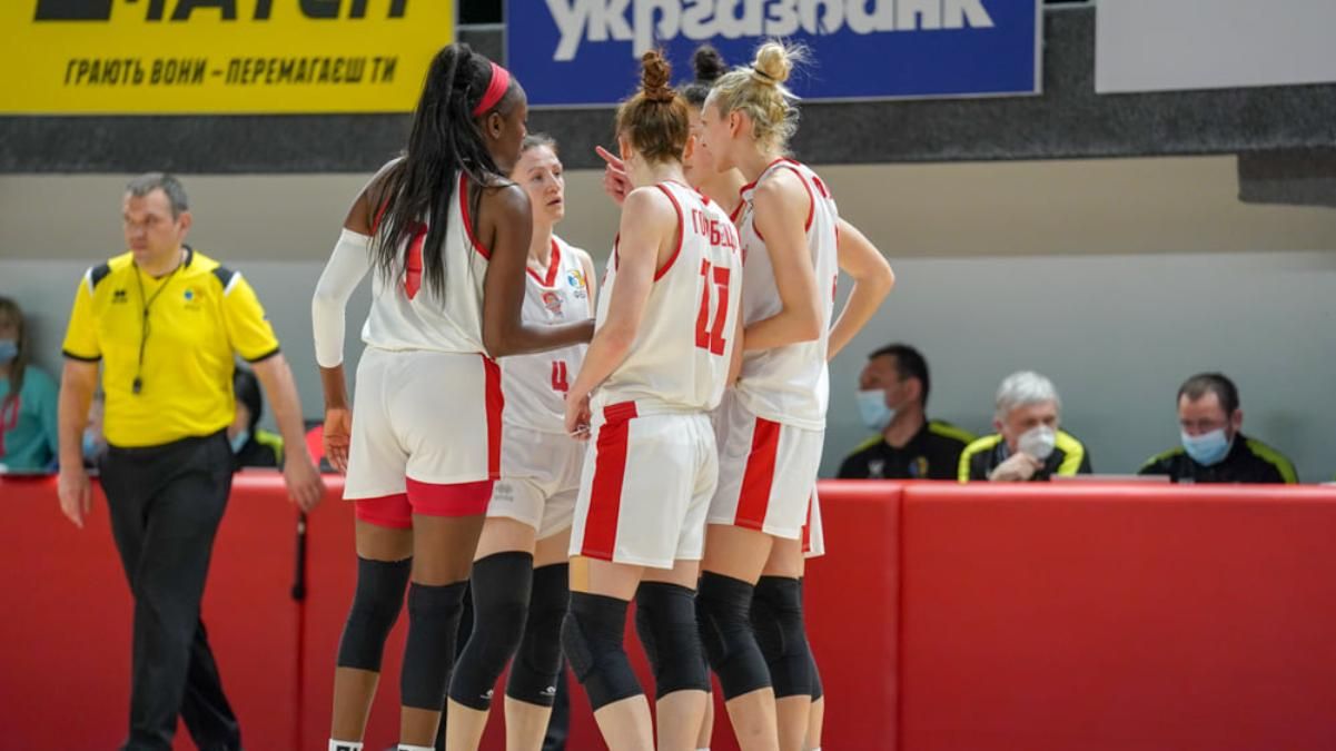 Двигун літака загорівся під час польоту української команди з Мінська Двигун літака загорівся під час польоту української команди з Мінська