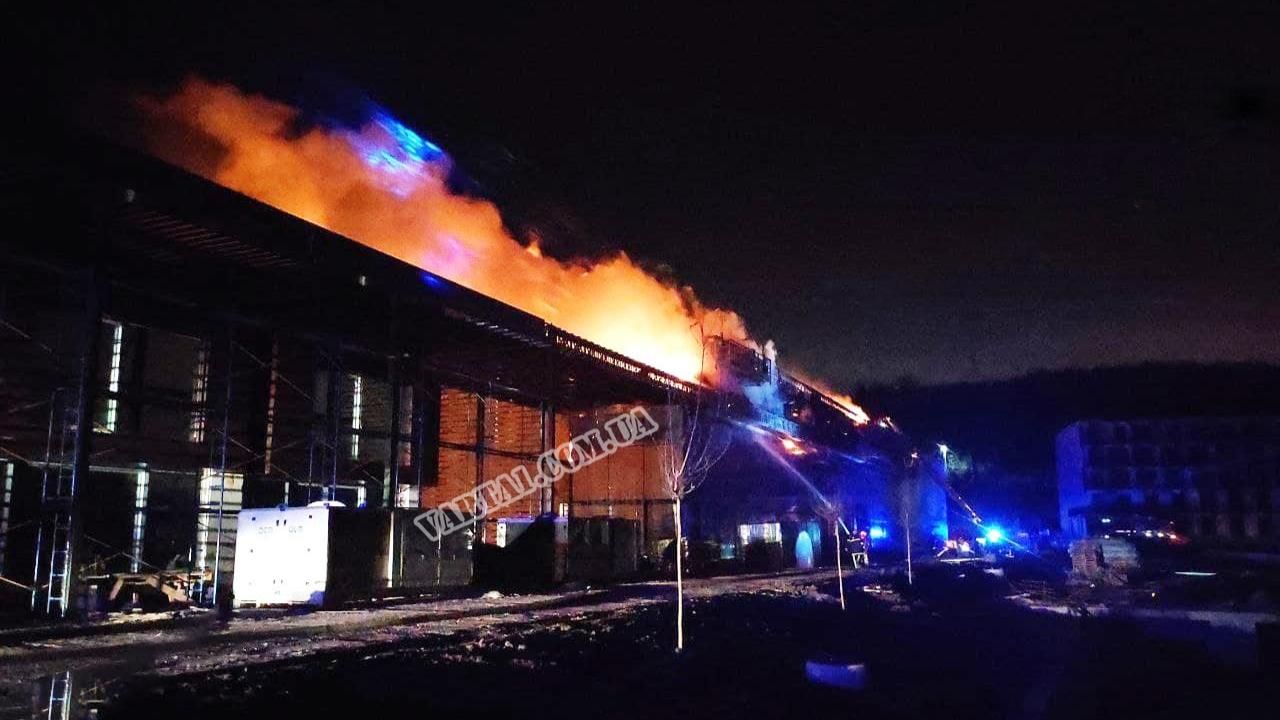 В футбольной академии Руха под Львовом произошел масштабный пожар: видео В футбольной академии Руха под Львовом произошел масштабный пожар: видео