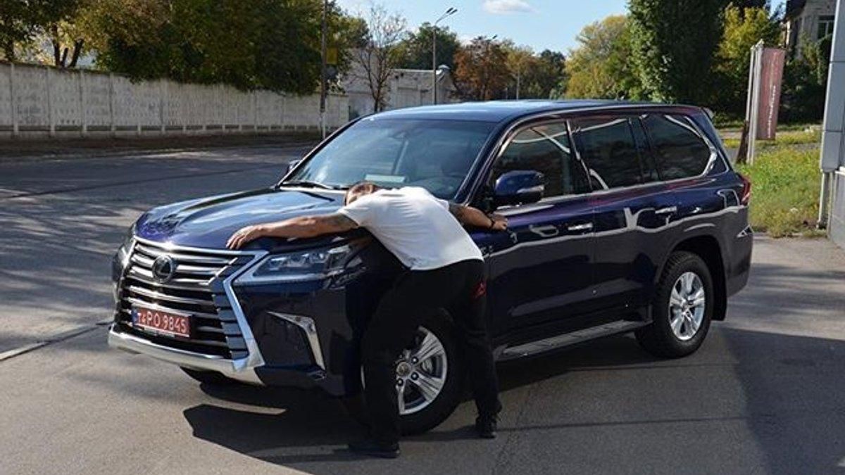 У Усика эвакуировали машину в Киеве за неправильную парковку