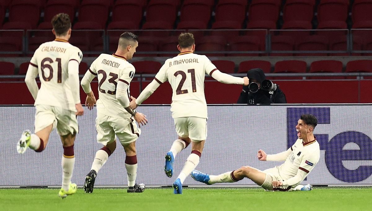 Голкіпер Аякса закинув м'яч у ворота після удару гравця Роми – відео Голкіпер Аякса закинув м'яч у ворота після удару гравця Роми – відео