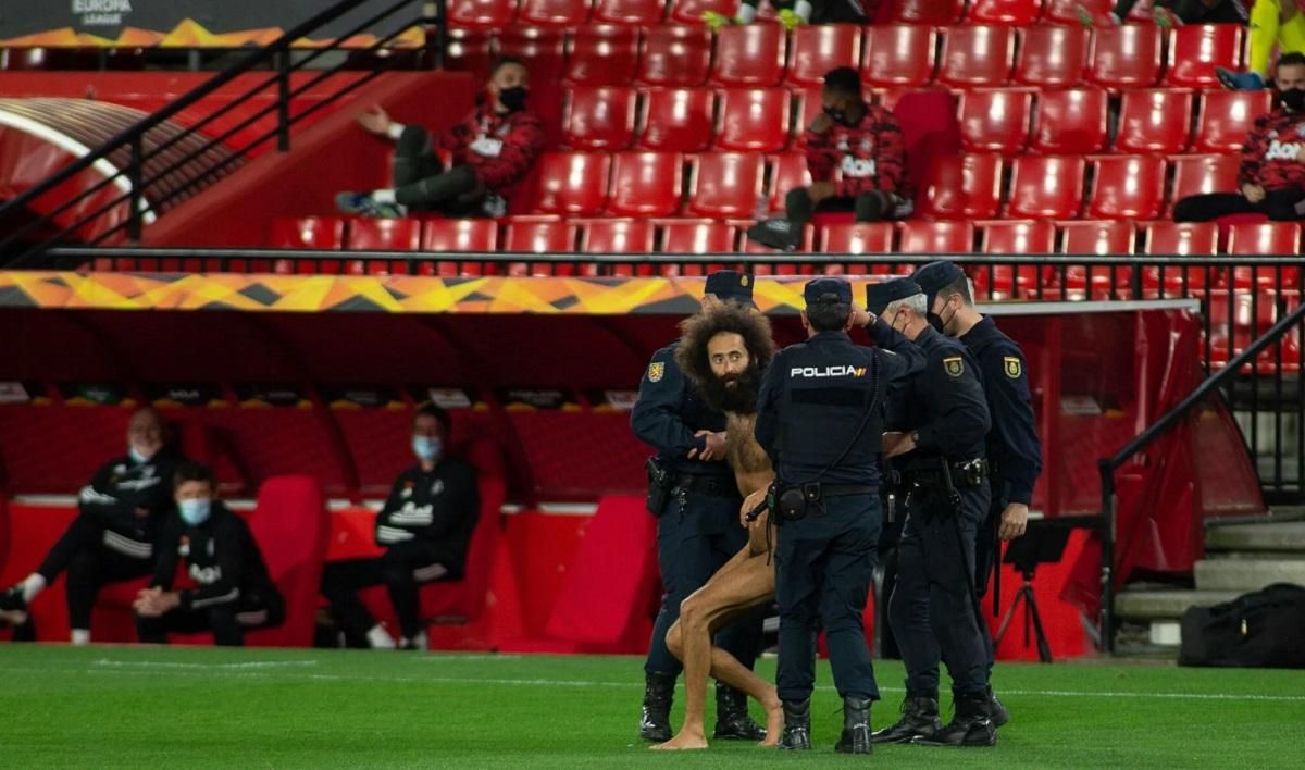 Голый мужчина выбежал на поле и прервал матч без зрителей в Лиге Европы: видео Голый мужчина выбежал на поле и прервал матч без зрителей в Лиге Европы: видео