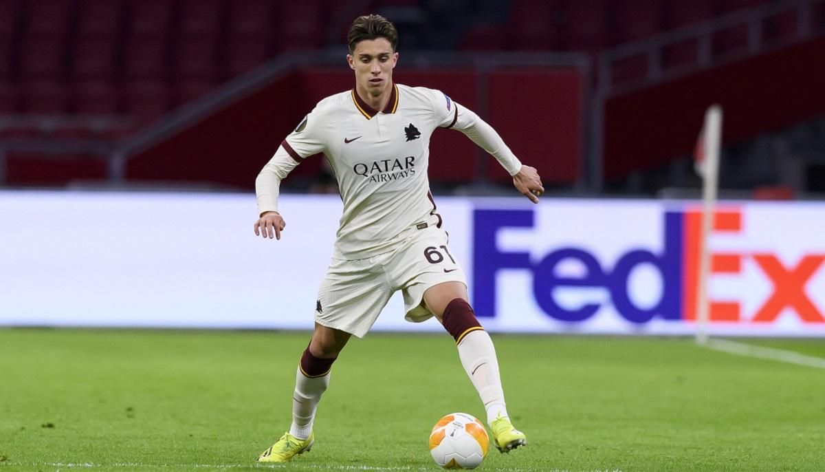 Болбой кинув м'яч в обличчя футболісту Роми під час матчу ЛЄ – відео Болбой кинув м'яч в обличчя футболісту Роми під час матчу ЛЄ – відео