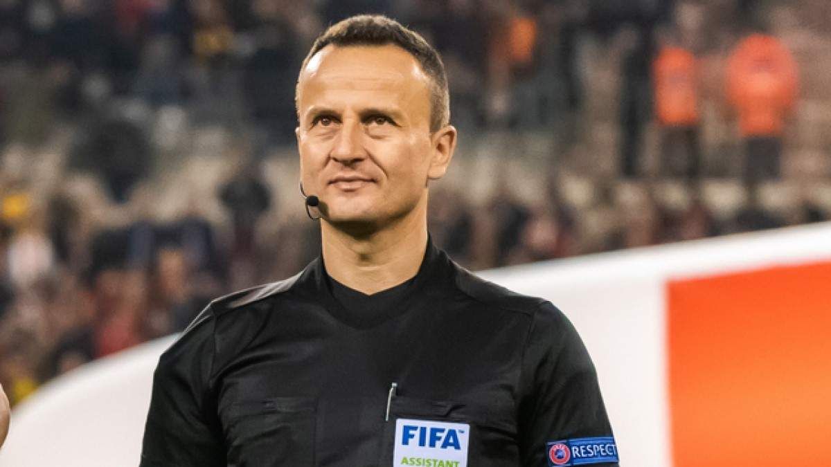 УЕФА отстранил судью, который взял автограф у Холанда УЕФА отстранил судью, который взял автограф у Холанда