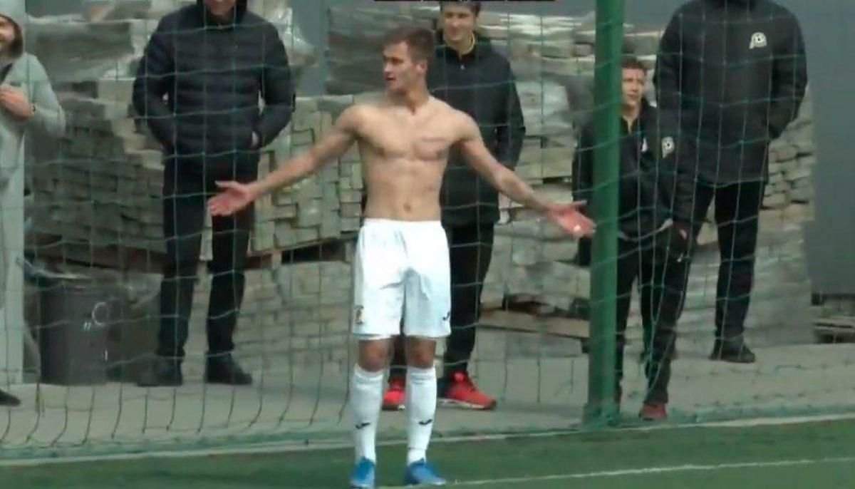 У гравця Карпат вкрали футболку під час святкування голу - відео У гравця Карпат вкрали футболку під час святкування голу - відео