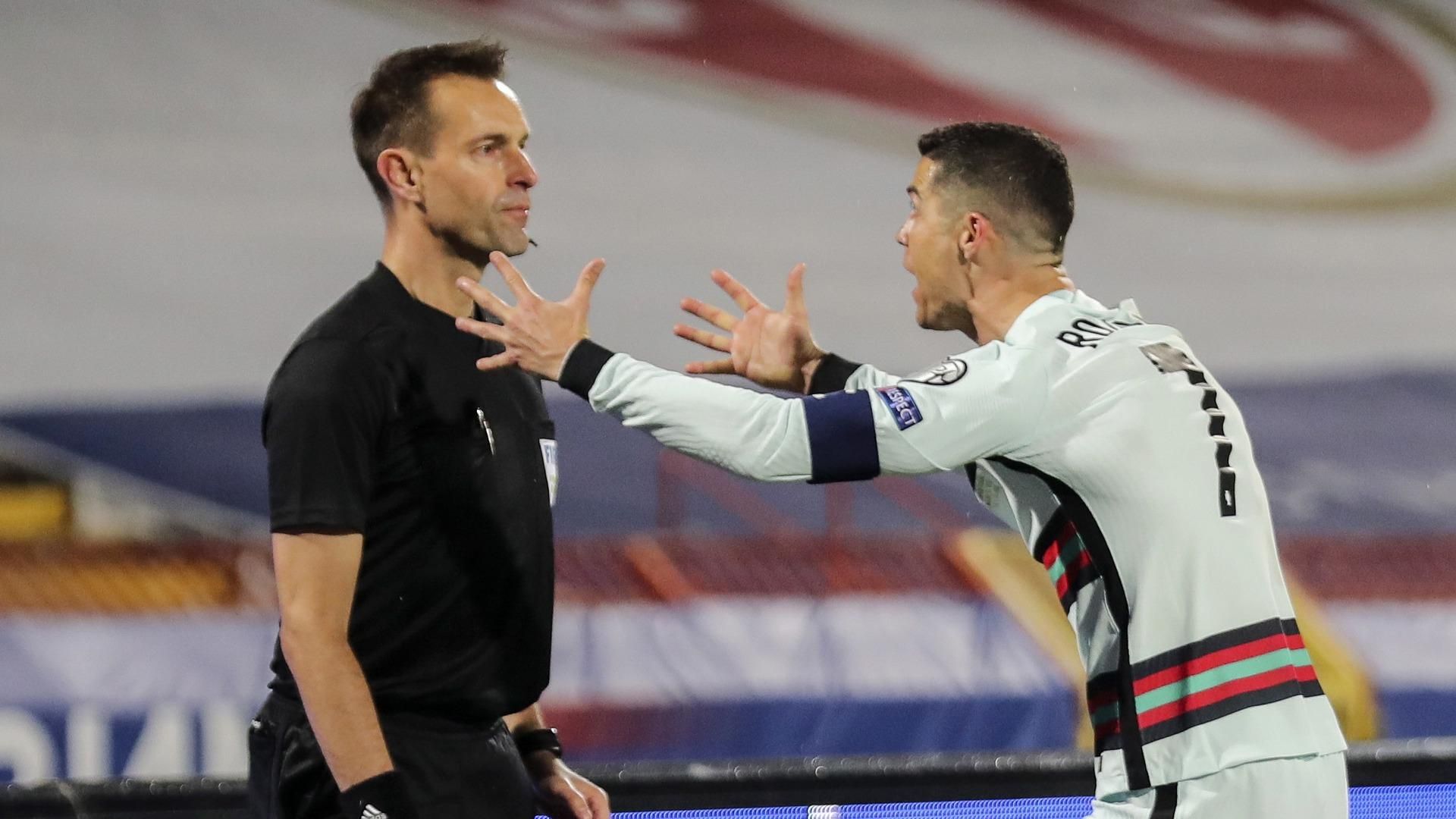 Арбитр потерял работу на Евро-2020 из-за незасчитанного гола Роналду в скандальном матче: видео Арбитр потерял работу на Евро-2020 из-за незасчитанного гола Роналду в скандальном матче: видео