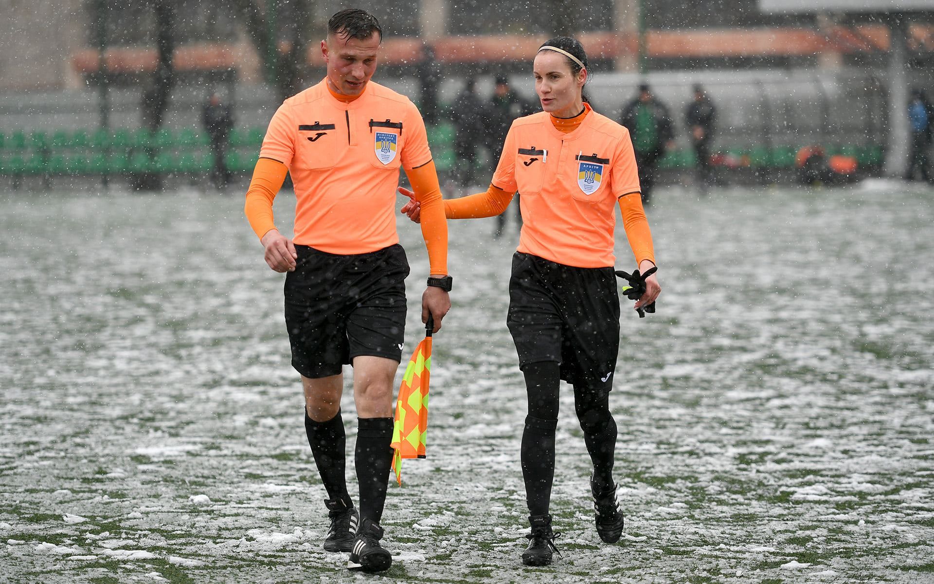 Футболист Карпат бойцовским приемом "положил на газон" арбитра матча: курьезное видео Футболист Карпат бойцовским приемом "положил на газон" арбитра матча: курьезное видео