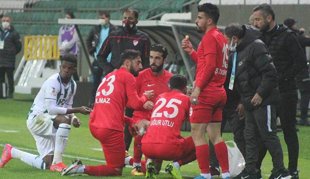 У Туреччині арбітр зупинив матч, щоб футболісти поїли – відео