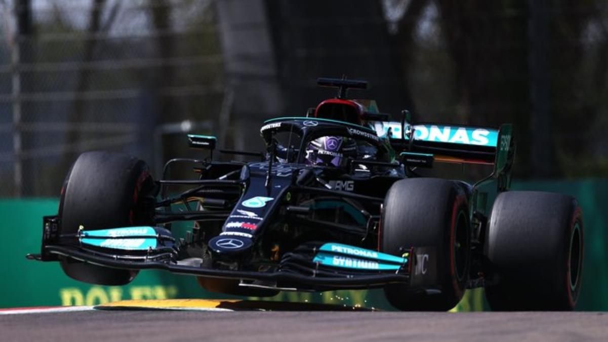 Хэмилтон выиграл квалификацию гран-при Эмилии-Романьи, Цунода разбил свой болид: фото Хэмилтон выиграл квалификацию гран-при Эмилии-Романьи, Цунода разбил свой болид: фото