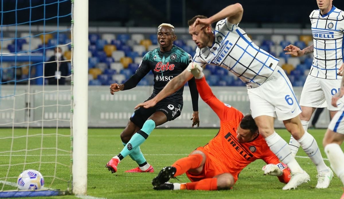 Голкипер Интера отметился курьезным автоголом в матче с Наполи – видео Голкипер Интера отметился курьезным автоголом в матче с Наполи – видео