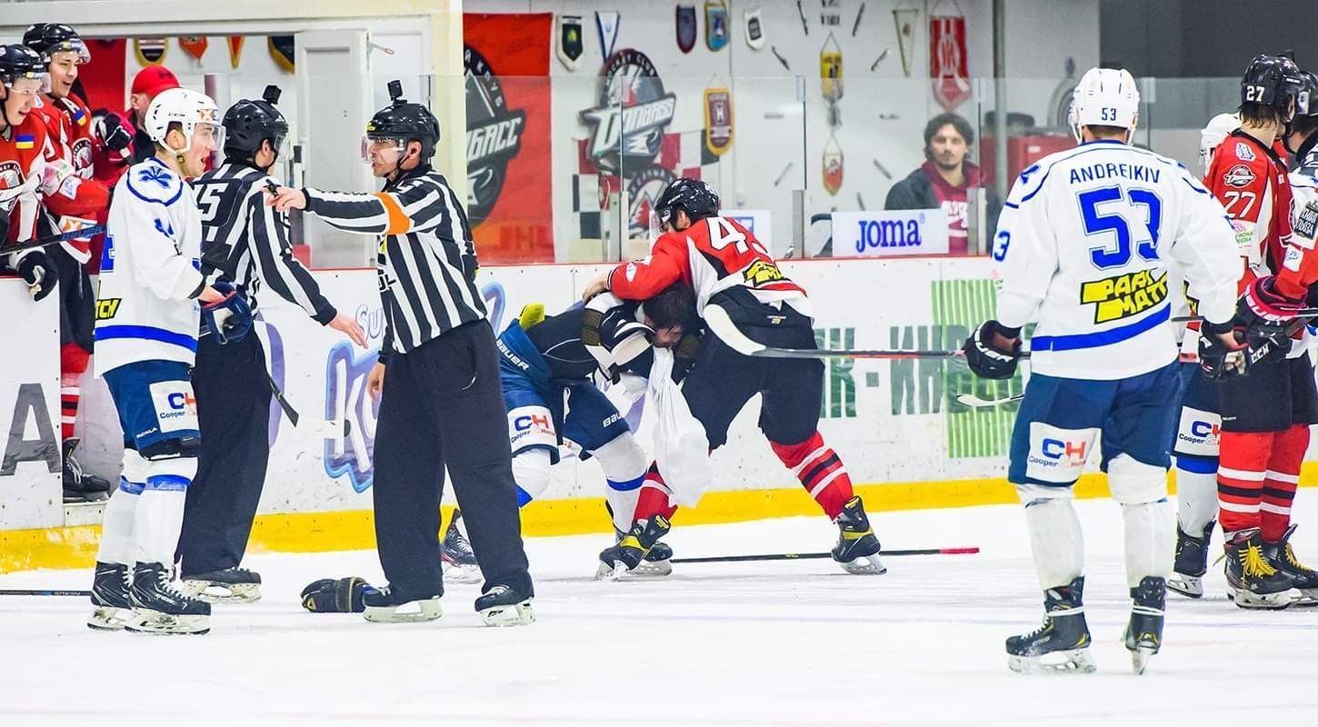 Хокеїсти Донбасу та Сокола влаштували бійку під час матчу фіналу: відео
