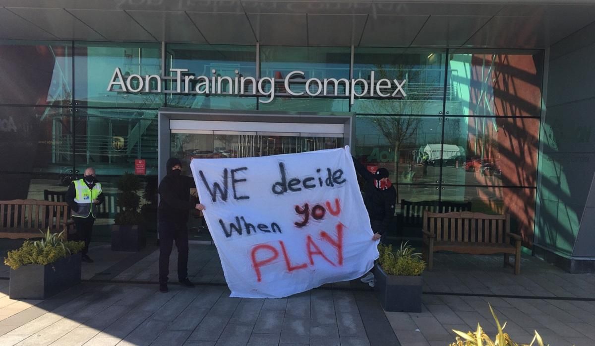 Вболівальники МЮ увірвалися на клубну базу та вимагають зміни власника Вболівальники МЮ увірвалися на клубну базу та вимагають зміни власника