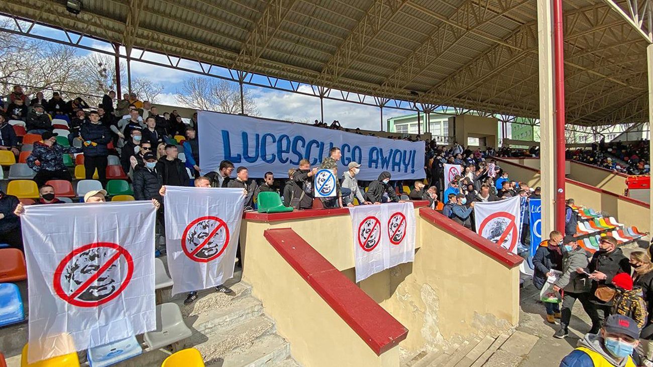 Ультрас Динамо объяснили, почему устроили акцию протеста Мирчи Луческу Ультрас Динамо объяснили, почему устроили акцию протеста Мирчи Луческу