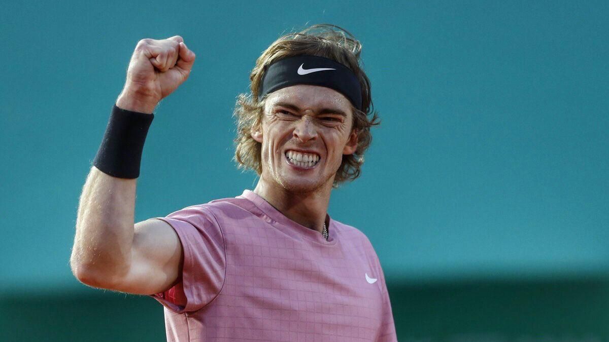 Российский теннисист до крови разбил ракеткой колено из-за проигранного матча: видео Российский теннисист до крови разбил ракеткой колено из-за проигранного матча: видео