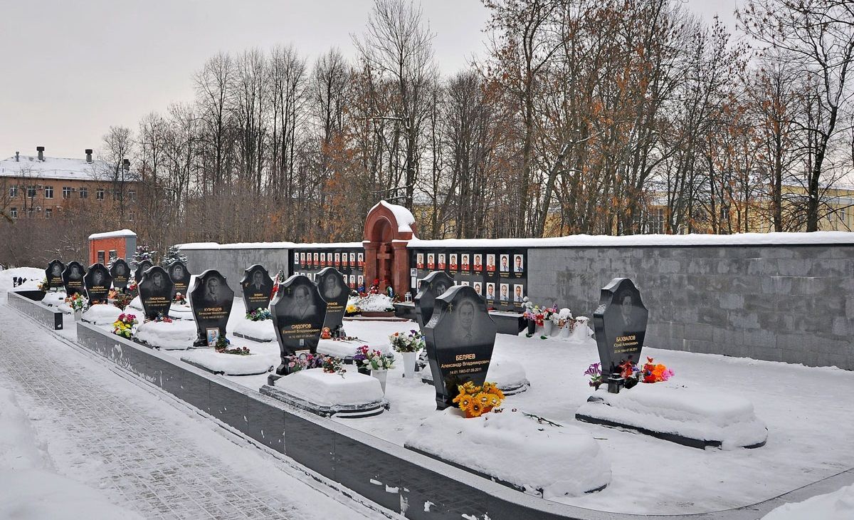 В России вандалы сожгли могилу хоккеиста Локомотива, который погиб в авиакатастрофе