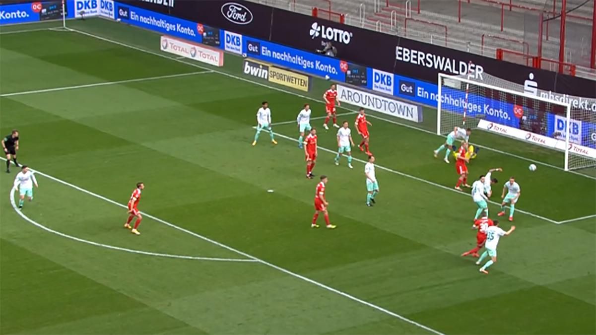 Футболист трижды подряд попал мячом в соперника, отправив его в нокаут: курьезное видео Футболист трижды подряд попал мячом в соперника, отправив его в нокаут: курьезное видео