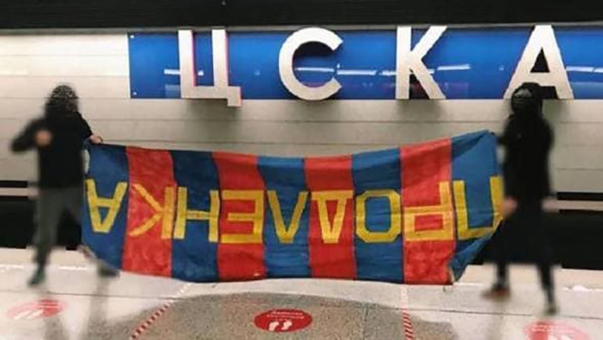 В Москве фанаты Спартака и ЦСКА устроили массовую драку: видео В Москве фанаты Спартака и ЦСКА устроили массовую драку: видео