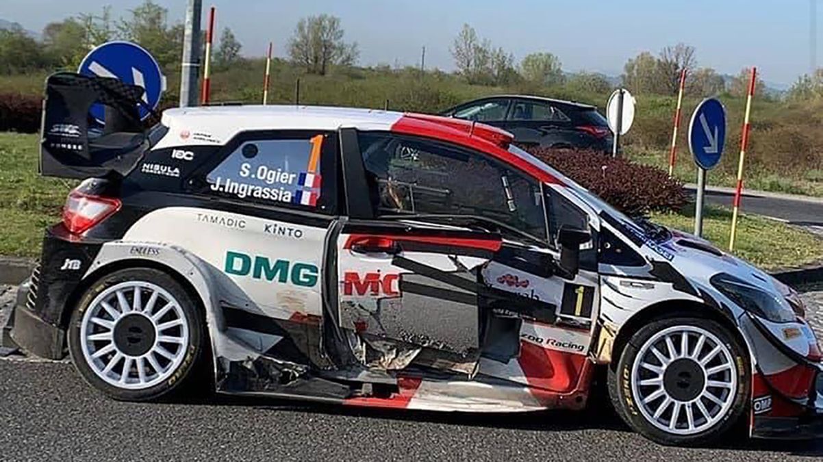 Чемпион мира по ралли Ожье устроил аварию на гоночном автомобиле и скрылся от полиции: видео