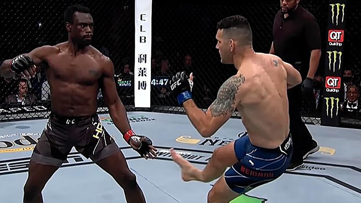 Боец Крис Вайдман сломал ногу в бою с Юраи Холлом на UFC 261: видео Боец Крис Вайдман сломал ногу в бою с Юраи Холлом на UFC 261: видео