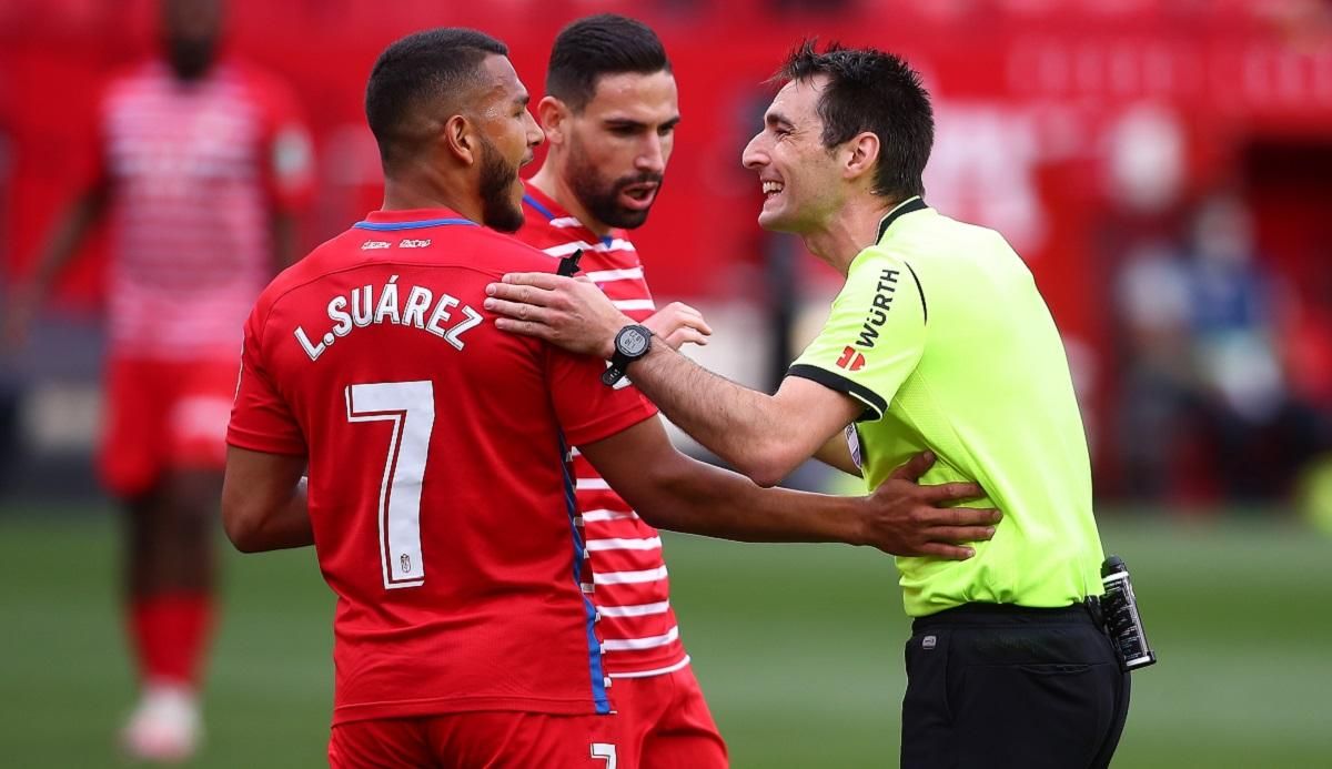 Арбітр повернув гравців на поле після фінального свистка – причина Арбітр повернув гравців на поле після фінального свистка – причина