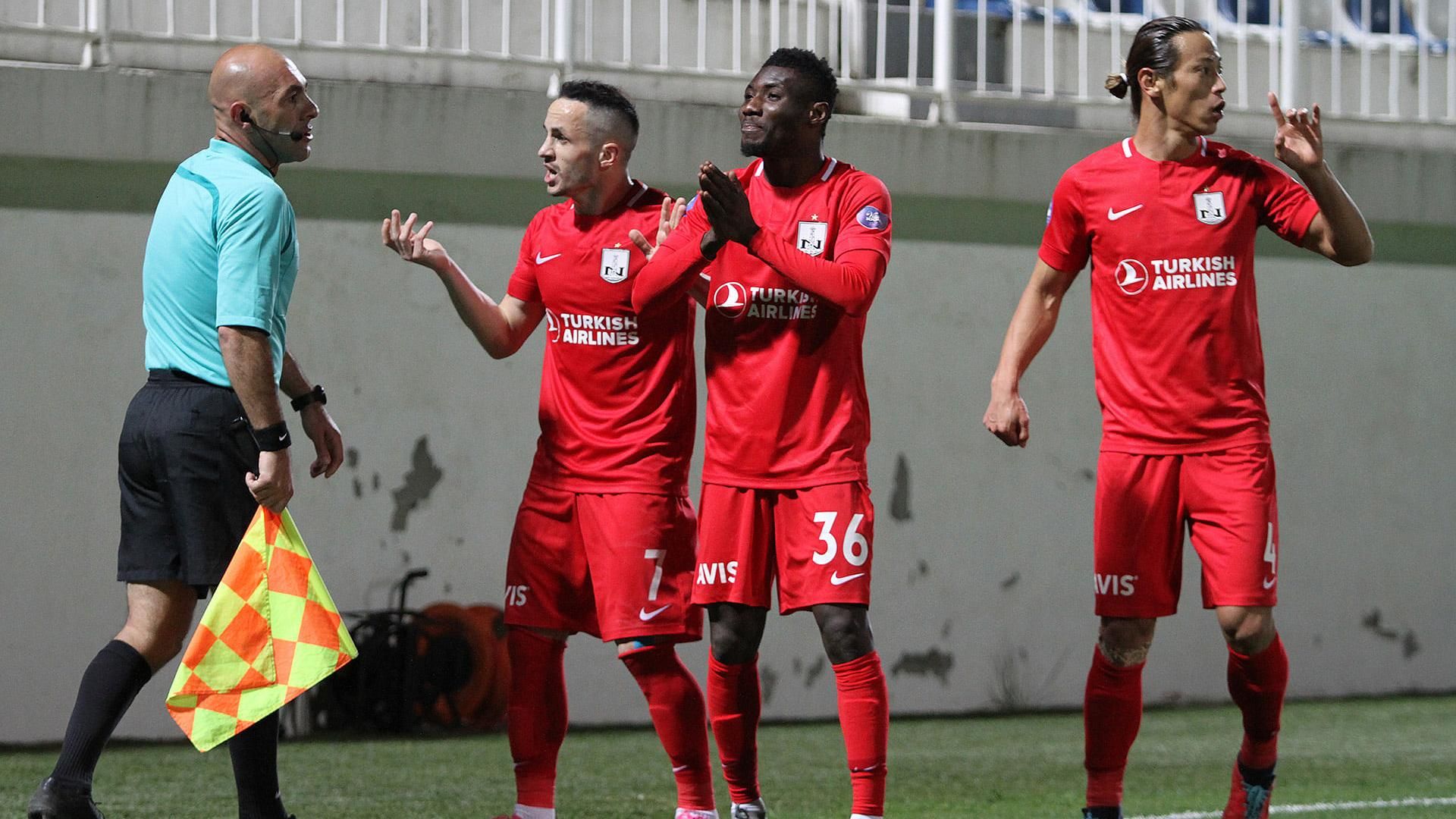 Три пенальті та чотири вилучення: матч за участі українця закінчився скандалом – відео Три пенальті та чотири вилучення: матч за участі українця закінчився скандалом – відео