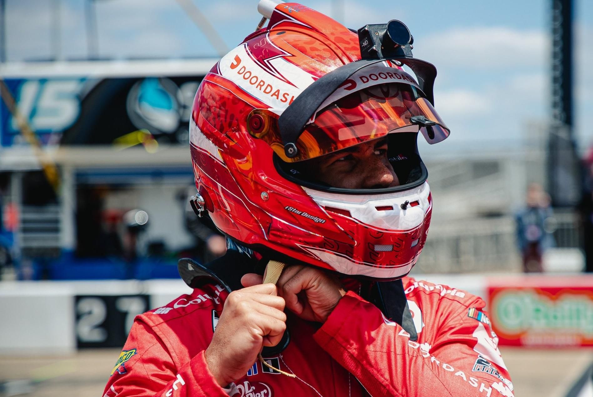 Бубба Воллас ухилився від авто, яке летіло прямо на нього - відео Бубба Воллас ухилився від авто, яке летіло прямо на нього - відео