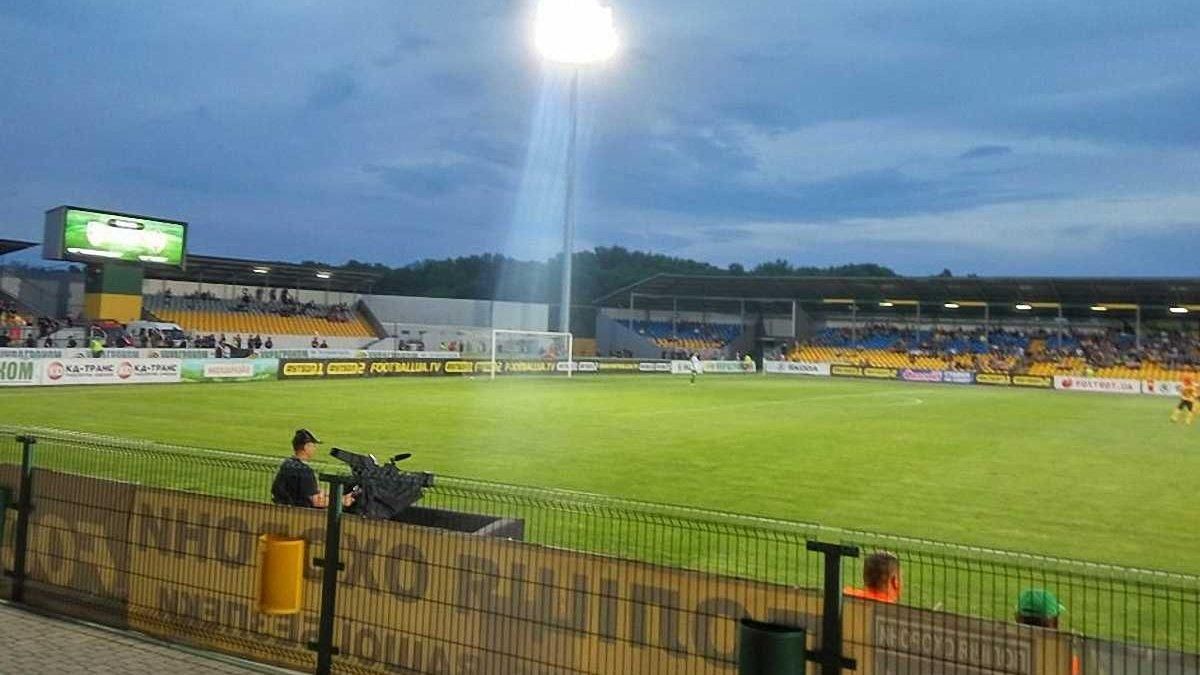 Олександрія продає уболівальникам газон свого стадіону - фото Олександрія продає уболівальникам газон свого стадіону - фото