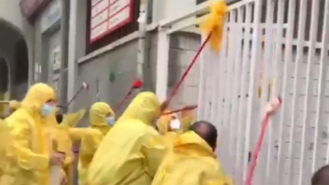 Фани Райо у захисних костюмах помили стадіон після гри з Альбасете Фани Райо у захисних костюмах помили стадіон після гри з Альбасете