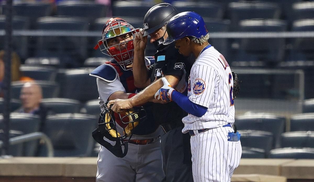 Судья получил в голову бейсбольным мячом с скоростью 150 км/ч Судья получил в голову бейсбольным мячом с скоростью 150 км/ч