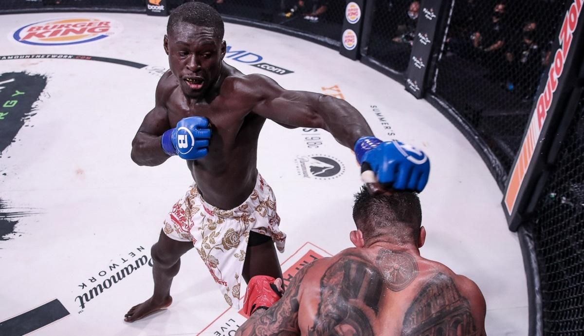 Боец из Канады смертельным удушающим приемом победил в США – видео Боец из Канады смертельным удушающим приемом победил в США – видео