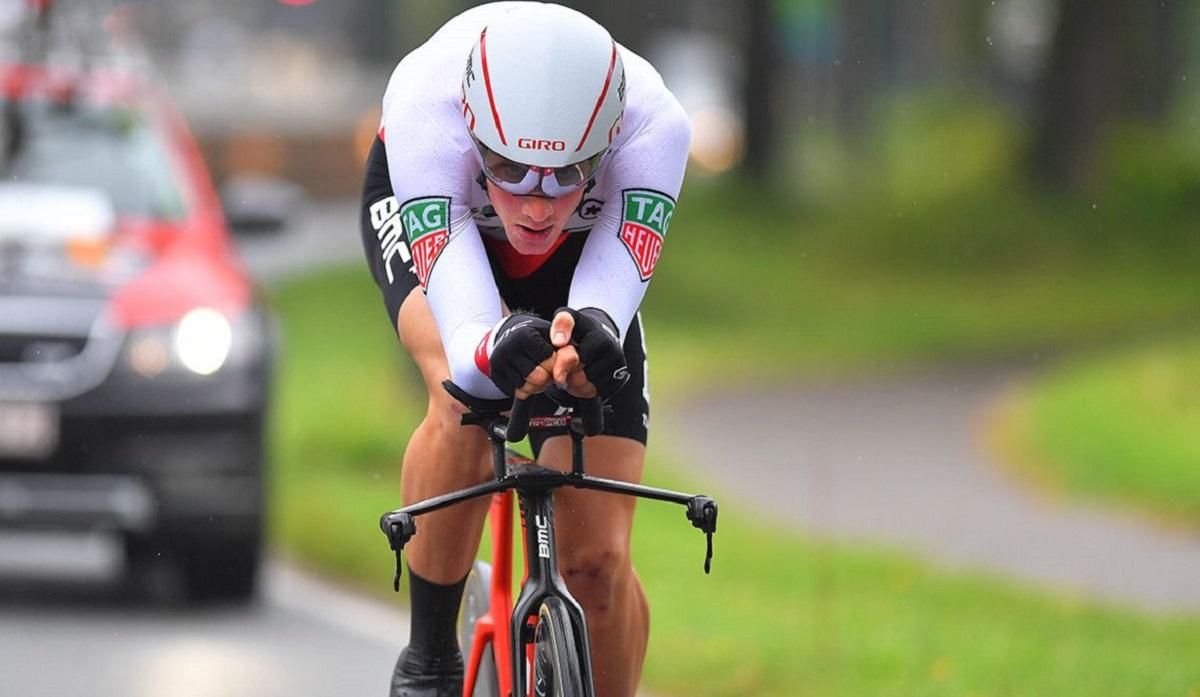 Швейцарский велогонщик опасно упал на спуске во время соревнований Швейцарский велогонщик опасно упал на спуске во время соревнований