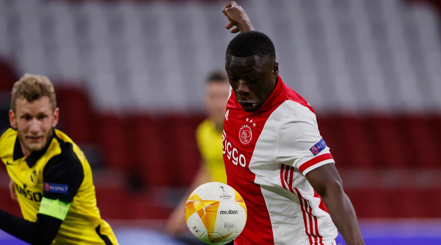 Стрельнул по воробьям: футболист Аякса исполнил "худший пенальти в истории" – видео Стрельнул по воробьям: футболист Аякса исполнил "худший пенальти в истории" – видео