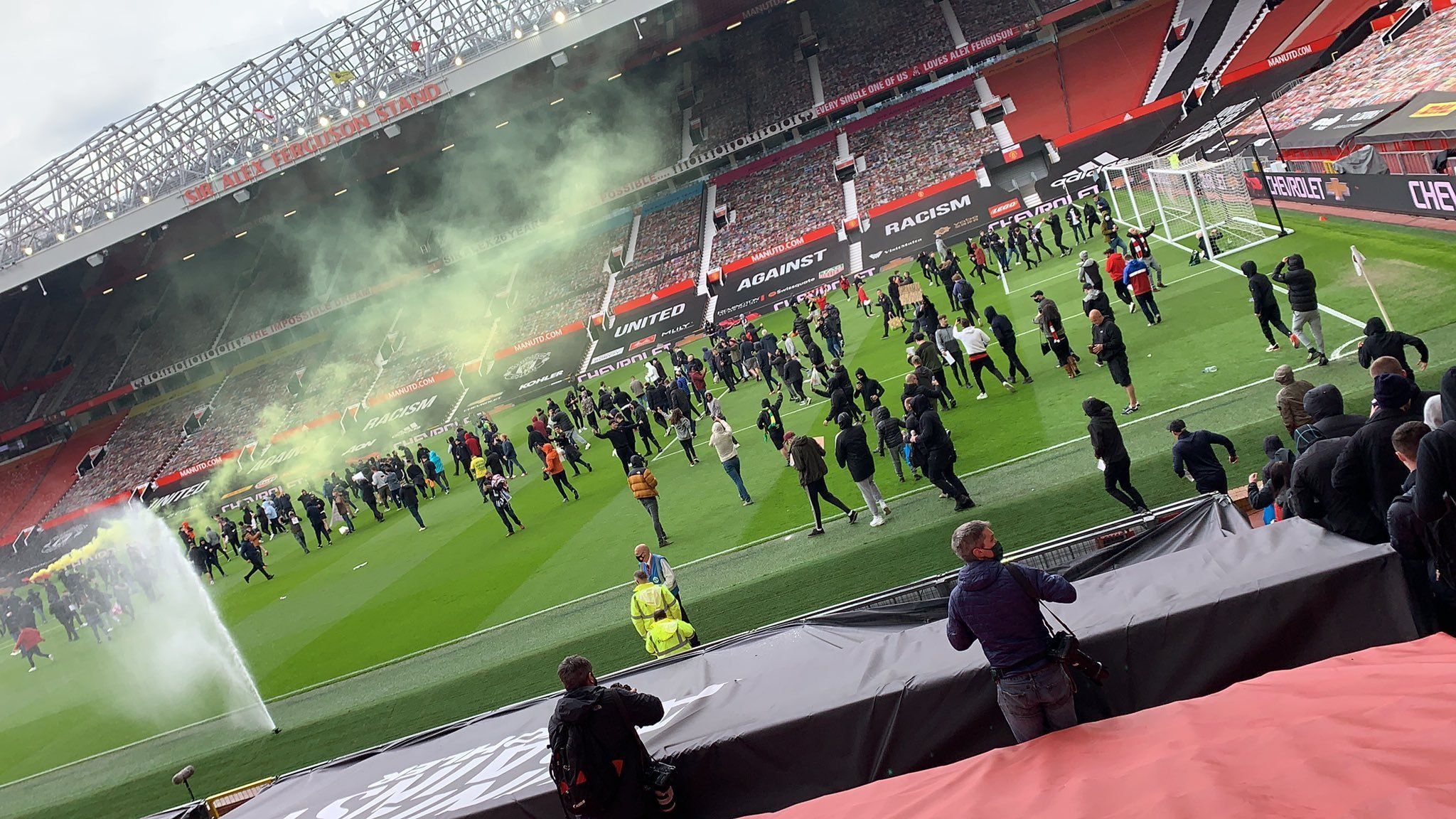 Фанати Манчестер Юнайтед прорвалися на стадіон перед матчем з Ліверпулем: фото та відео