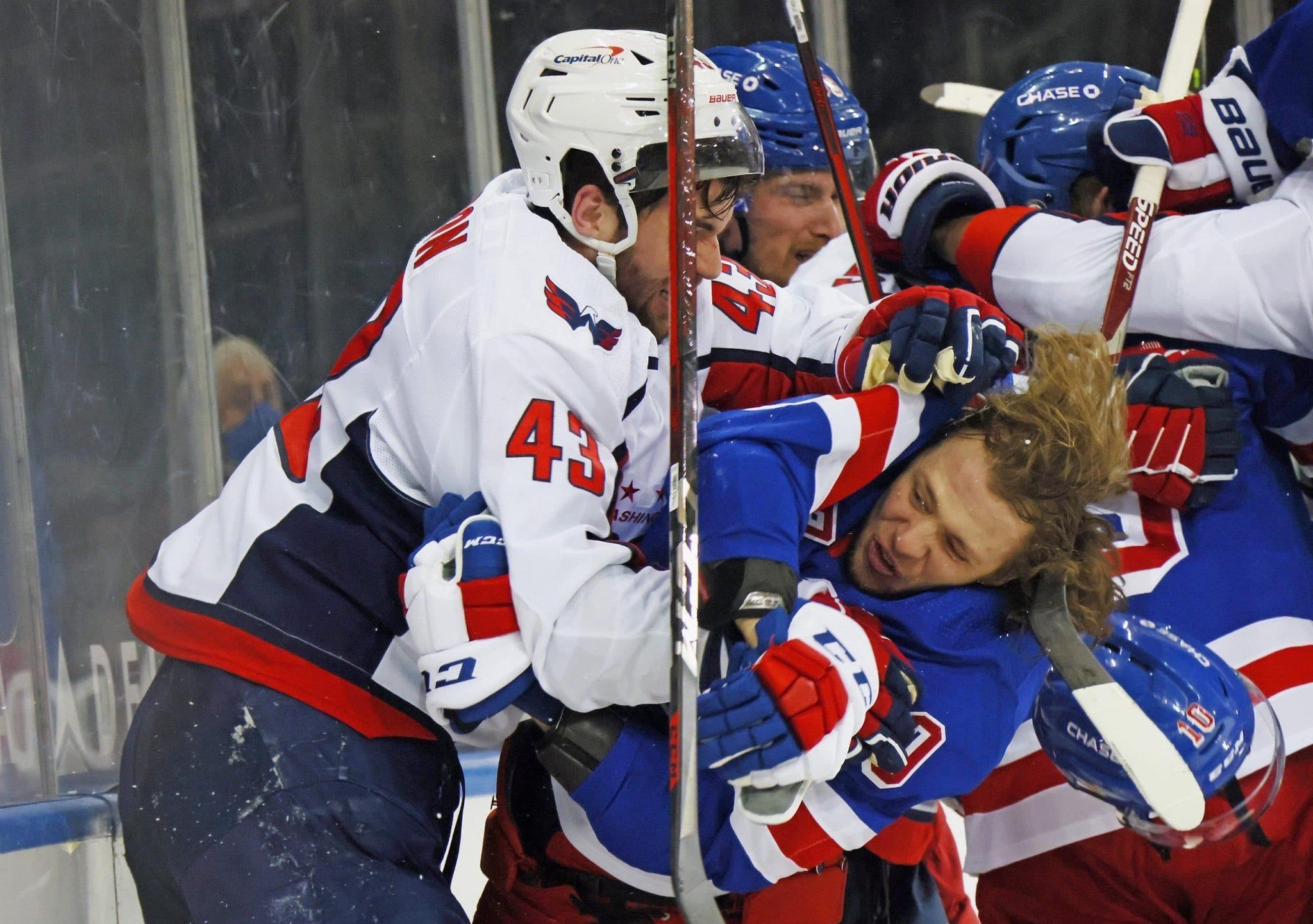 Хоккеист подрался с двумя россиянами в матче НХЛ: один из них в сезоне уже не сыграет – видео