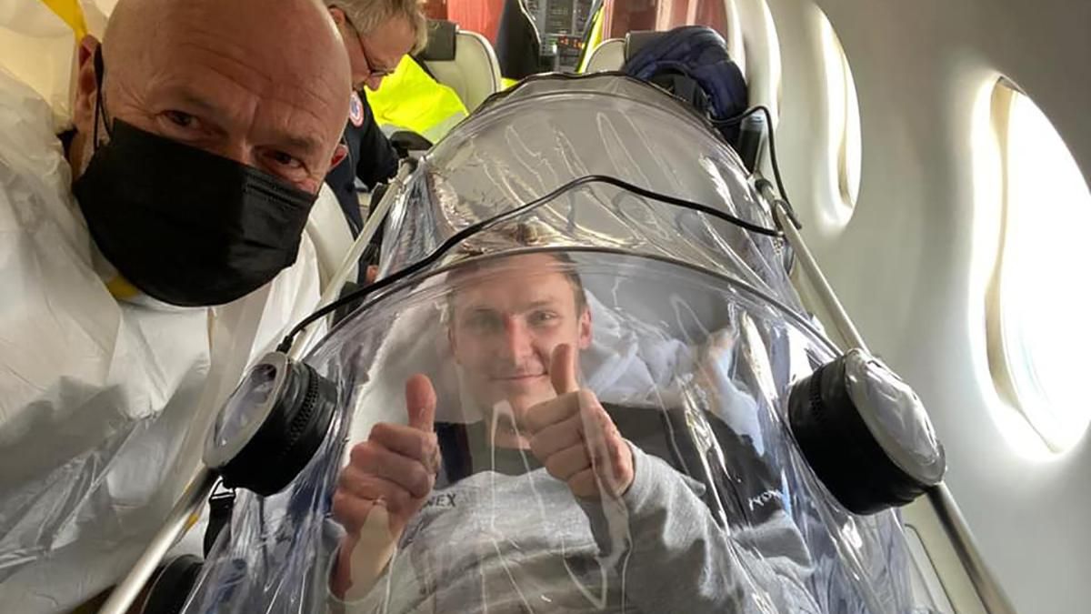 Датский спортсмен улетел из Киева частным самолетом в защитной капсуле из-за коронавируса: фото