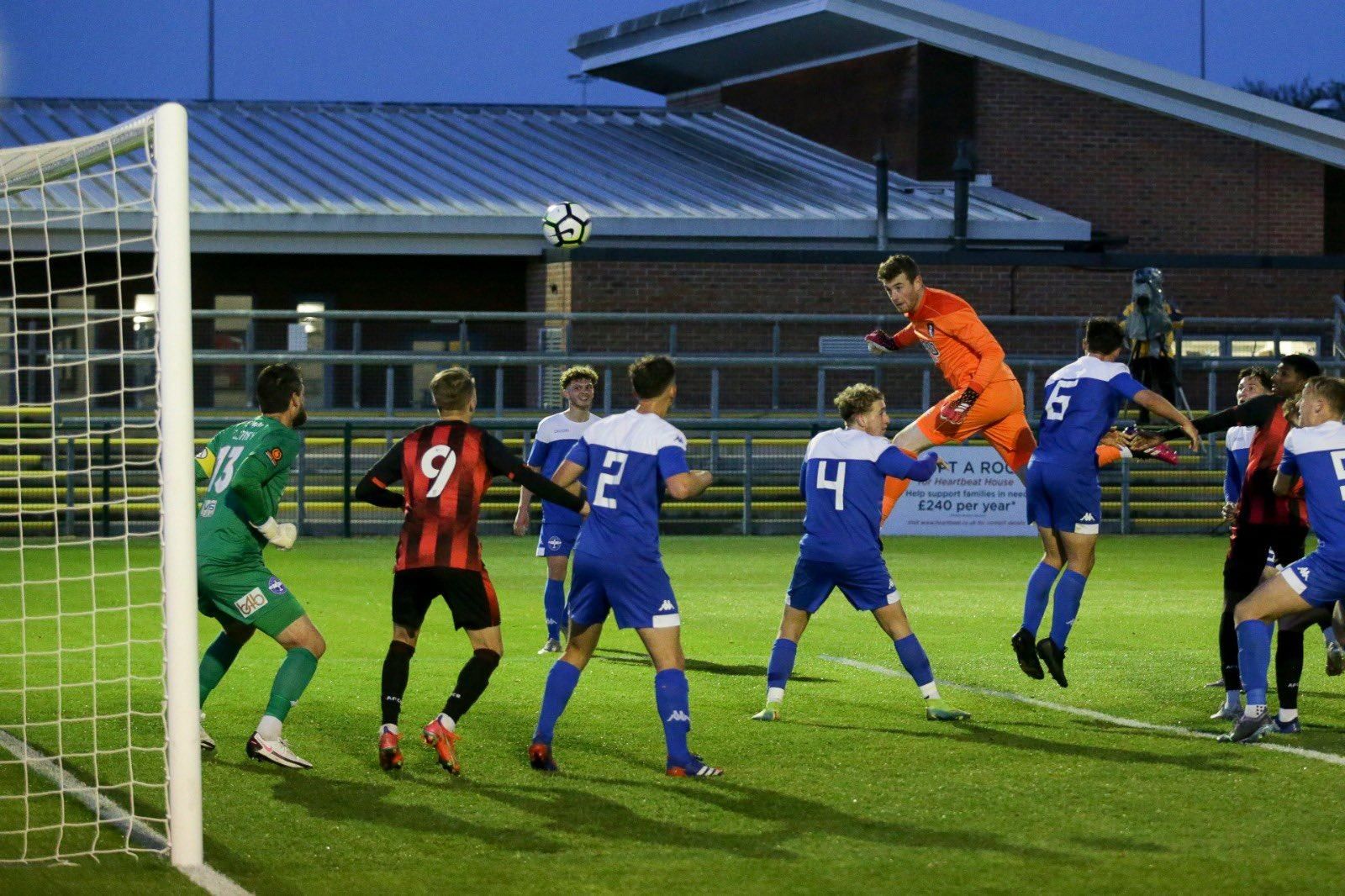 Вратарь Борнмута Марк Траверс забил гол на последней минуте матча: видео Вратарь Борнмута Марк Траверс забил гол на последней минуте матча: видео