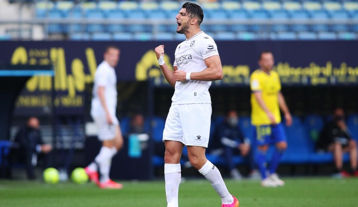 В Іспанії форвард перекинув воротаря з 30 метрів – відео В Іспанії форвард перекинув воротаря з 30 метрів – відео