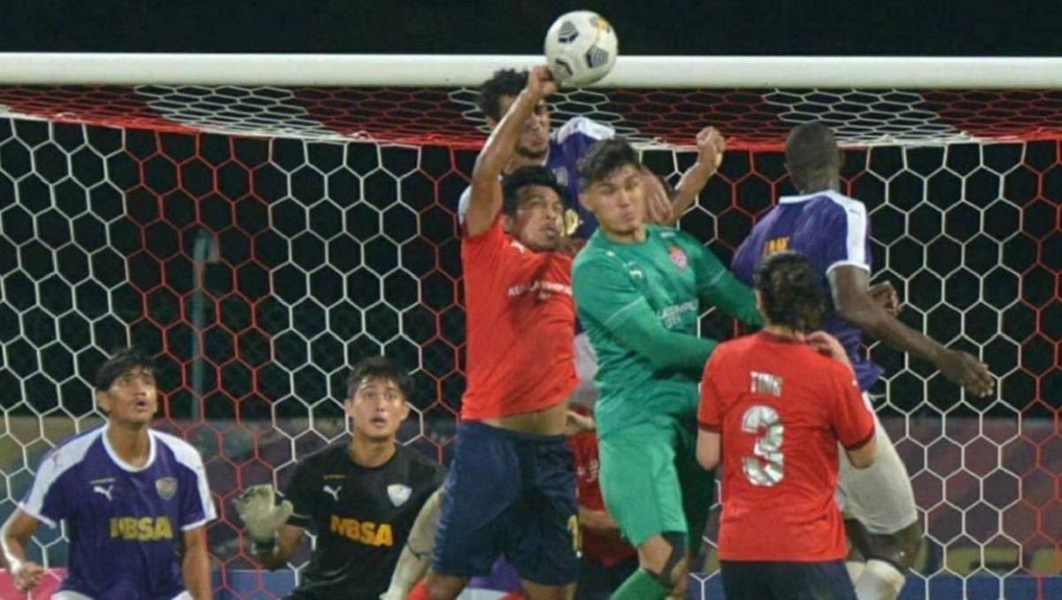 В Малайзии футболист забил гол рукой в стиле Диего Марадоны – відео