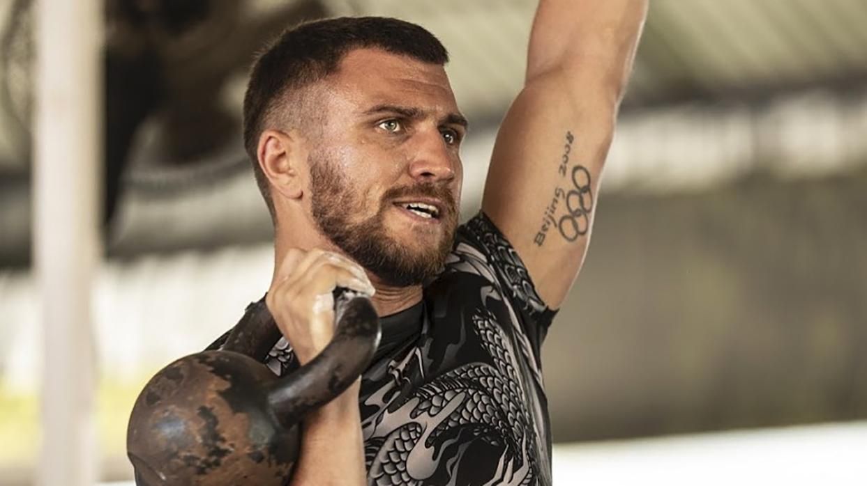 Василь Ломаченко полетів у США для підготовки до бою з Накатані Василь Ломаченко полетів у США для підготовки до бою з Накатані